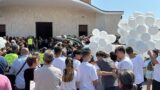 Latina piange Federico Salvagni, l’ultimo saluto e i palloncini bianchi in volo