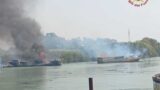 Fiumicino, brucia la rimessa di navi: paura a Isola Sacra