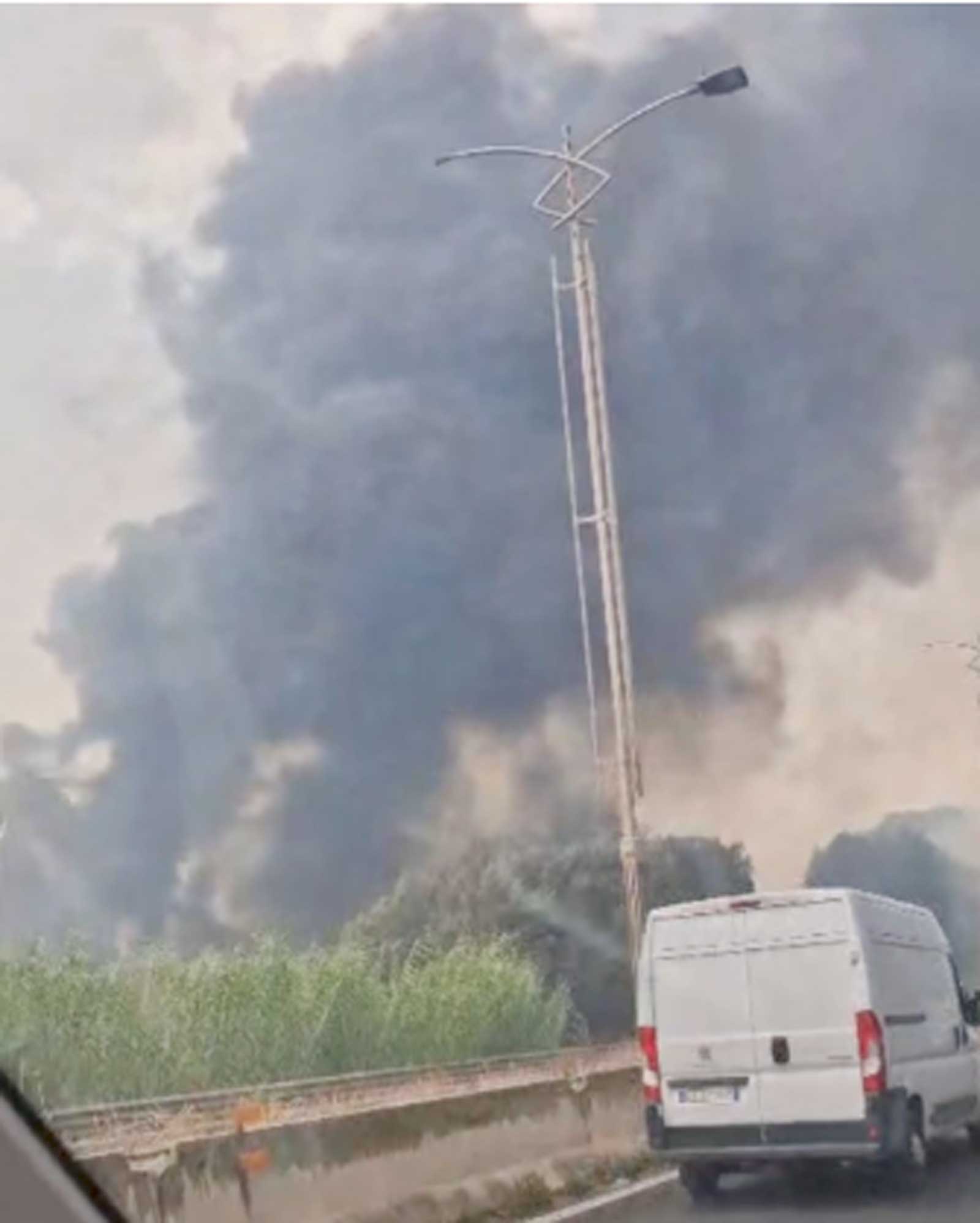 Fiumicino, le nubi provocate dalle fiamme