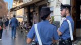 Roma, tre cittadini peruviani arrestati dai Carabinieri in centro: carte rubate e acquisti tentati in via Nazionale
