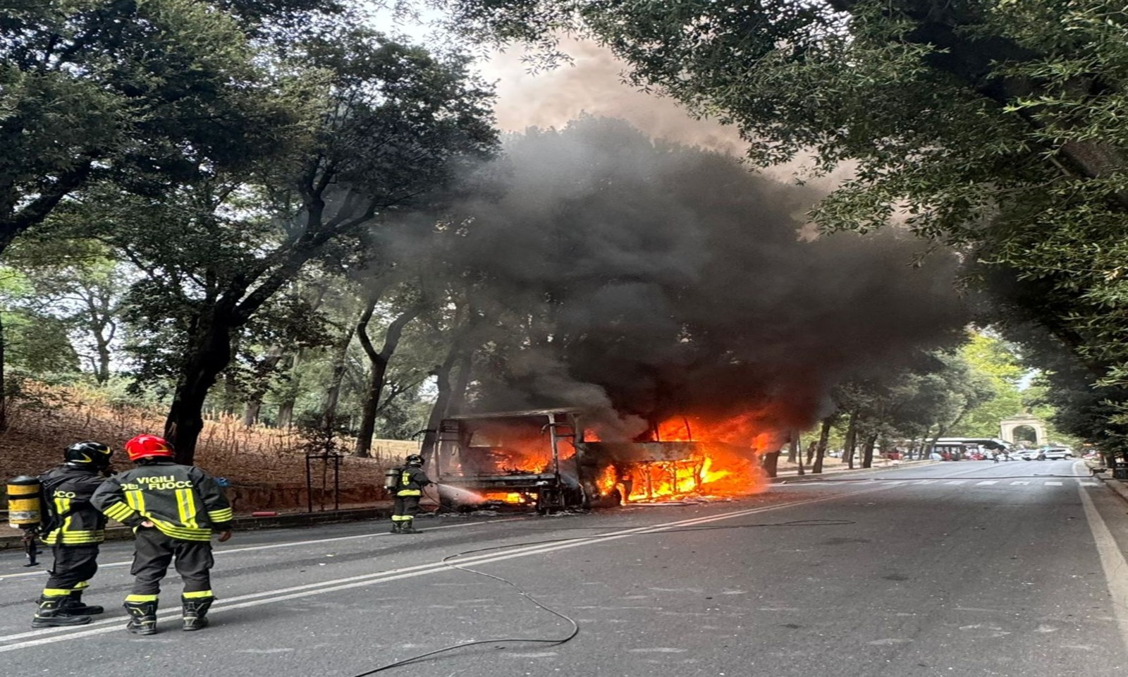 In fiamme pullman turistico a Villa Borghese a Roma