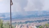 Incendi a Roma e Provincia: a Castelnuovo di Porto chiusa la Tiberina, brucia anche un capannone sull’Ostiense (FOTO)