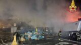 Civitavecchia, incendio al porto: rifiuti in fiamme nella notte, distrutti container e rimorchio