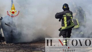 Roma, devastante incendio alla Borghesiana: in fiamme un magazzino di materiale edile