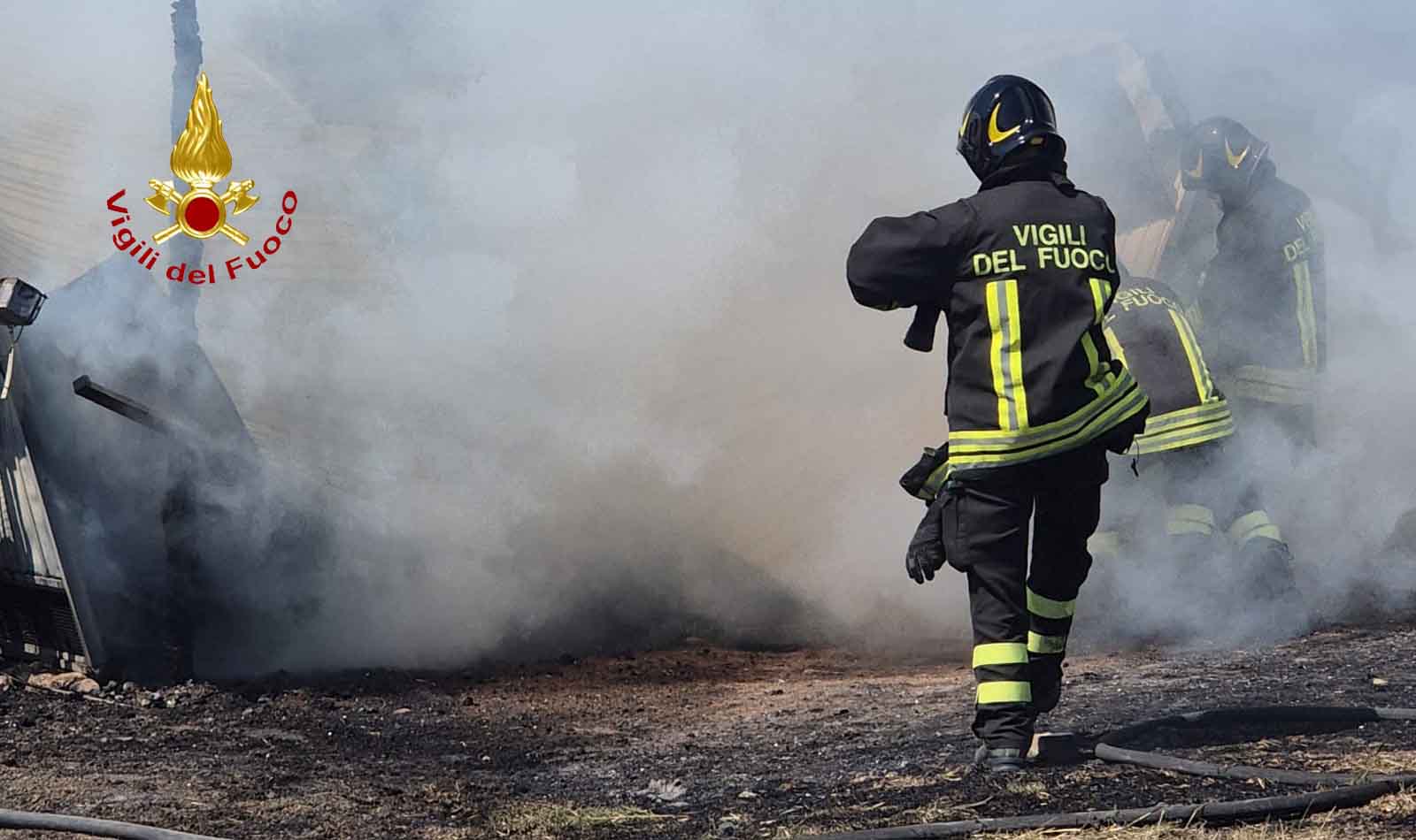 Incendio a Santa Marinella, Ardea e Roma: fiamme sull’A12 e vicino alle case, Vigili del Fuoco in azione