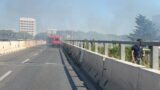 Roma, divampa un incendio sotto il ponte della Magliana: traffico dirottato