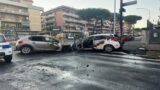 Roma, incidente stradale sull’Appia: si scontrano due veicoli e divampa un incendio (FOTO)