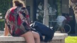 Ladispoli, senza tetto si lava nella fontana di piazza Vittoria: i social si dividono