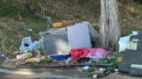 Roma, auto abbandonate e cumuli di rifiuti: i cittadini della Magliana sono esasperati