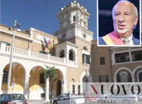 Roma, la sede del Municipio X di Ostia, in primo piano il mini sindaco Mario Falconi