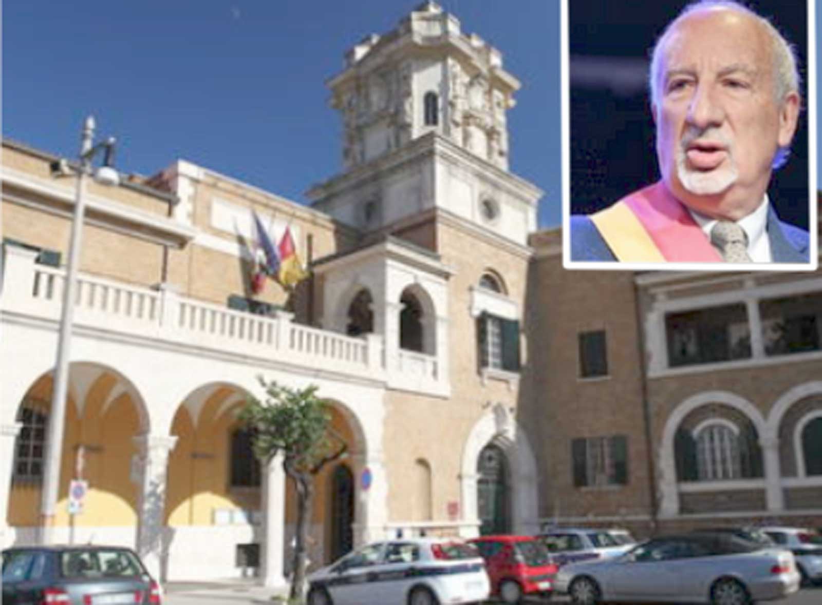 Roma, la sede del Municipio X di Ostia, in primo piano il mini sindaco Mario Falconi