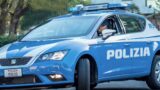 Velletri, moto senza targa fugge all’alt della Polizia, volante finisce fuoristrada: 2 agenti feriti