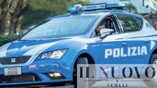 Velletri, moto senza targa fugge all’alt della Polizia, volante finisce fuoristrada: 2 agenti feriti