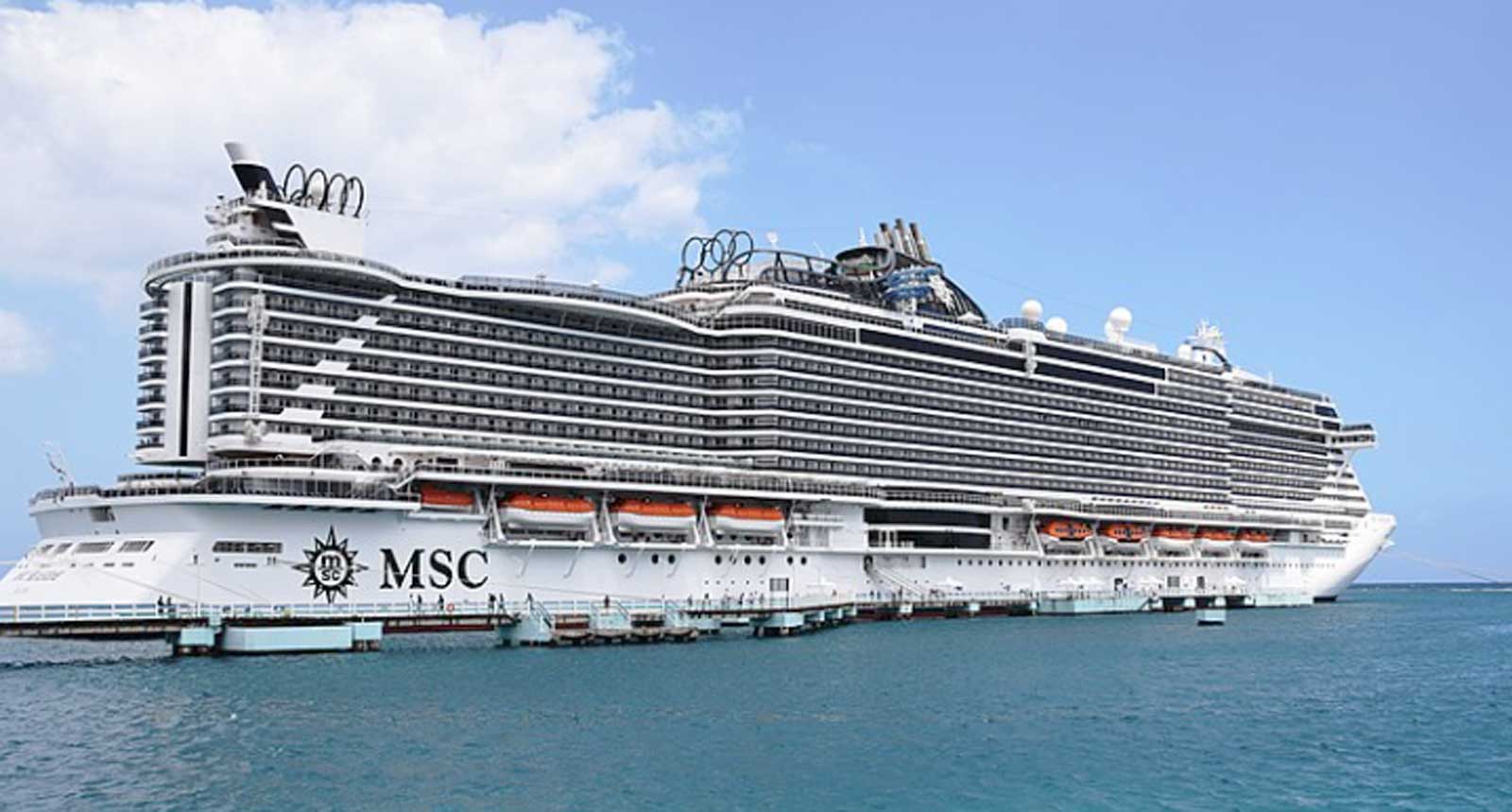 Una nave da crociera MSC, come quella ferma al largo di Ponza