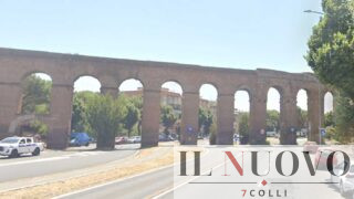 Roma, cade un pezzo di arco dall’Acquedotto con la scritta SPQR: chiusa un tratto di via Togliatti