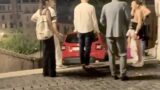 Roma, auto finisce sulla scalinata di Trinità dei Monti: poi si da alla fuga