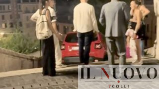 Roma, auto finisce sulla scalinata di Trinità dei Monti: poi si da alla fuga