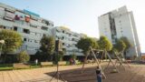 Roma, i cortili delle case popolari diventano teatri gratuiti a cielo aperto: le date degli spettacoli