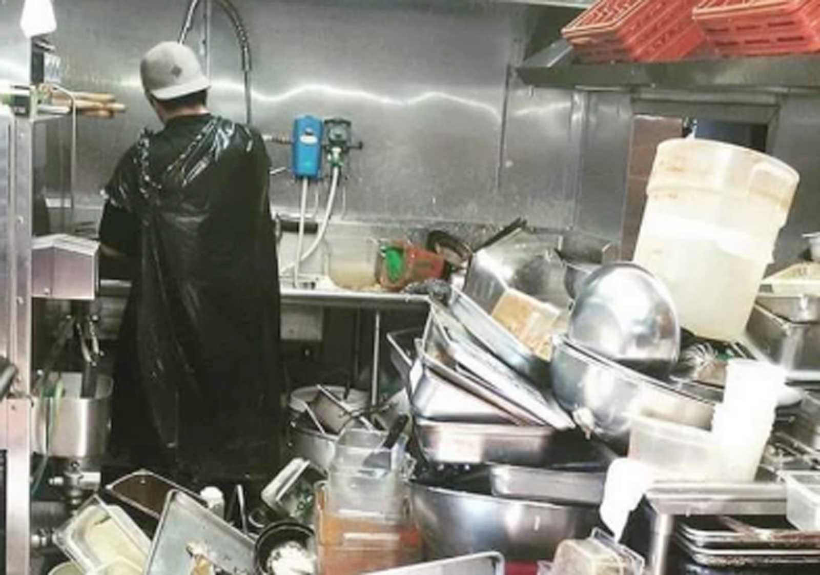 Un lavapiatti a Roma