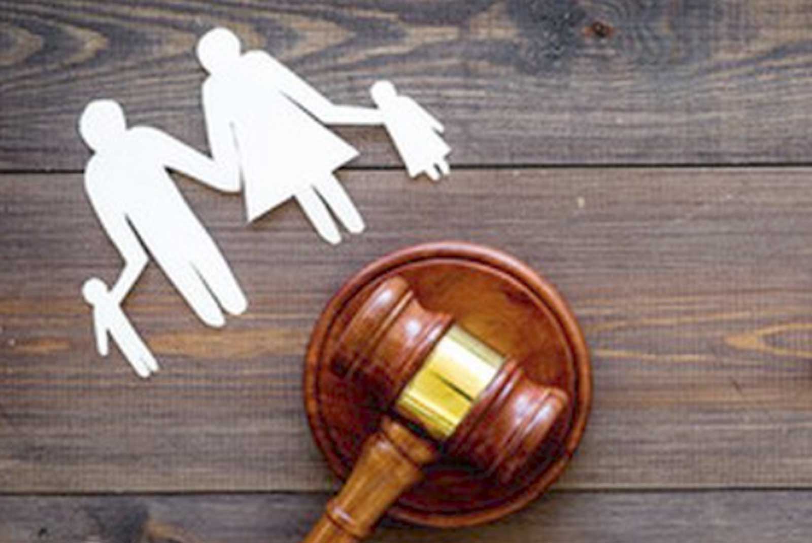 Una foto che indica il classico martello di un giudice che decreta un divorzio, a Roma
