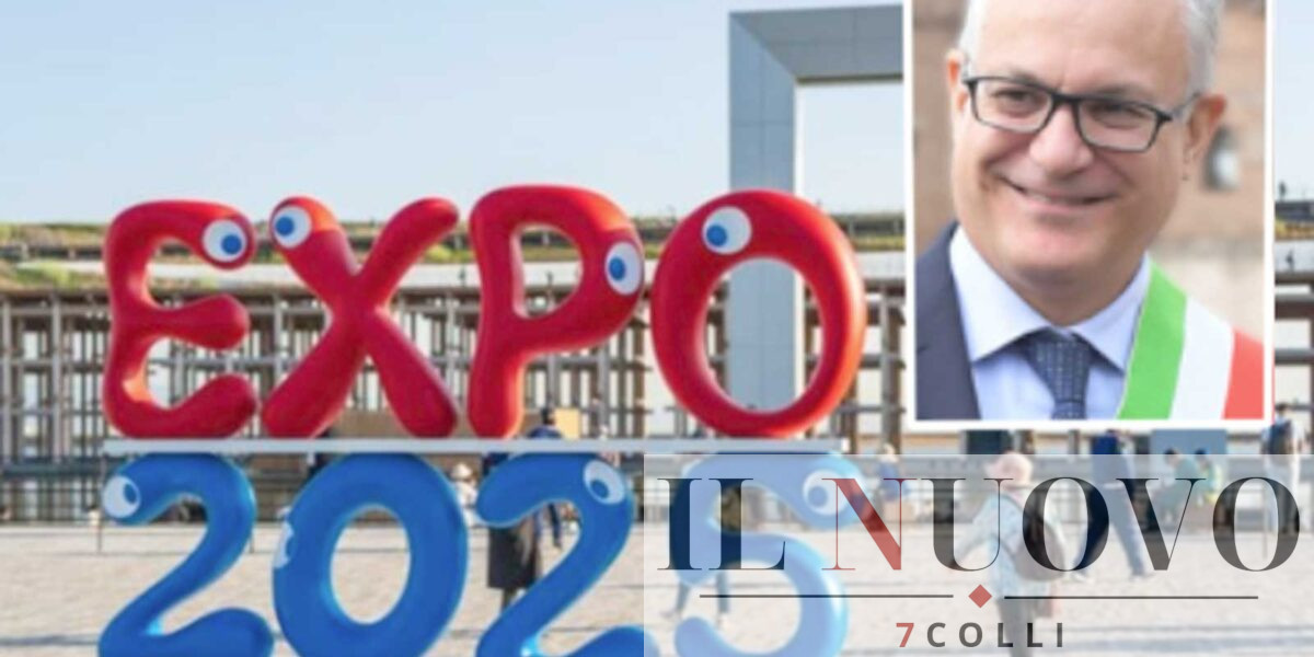 Sullo sfondo il logo di Osaka 2025, in primo piano il sindaco di Roma, Roberto Gualtieri