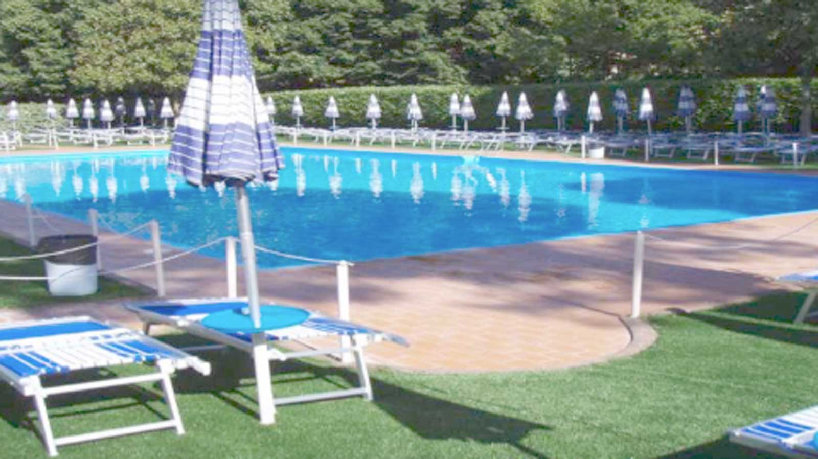 Una piscina all'aperto di Roma