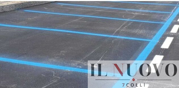 Un classico parcheggio a striscia blu, ossia a pagamento, che stanno per aumentare in tutta Roma