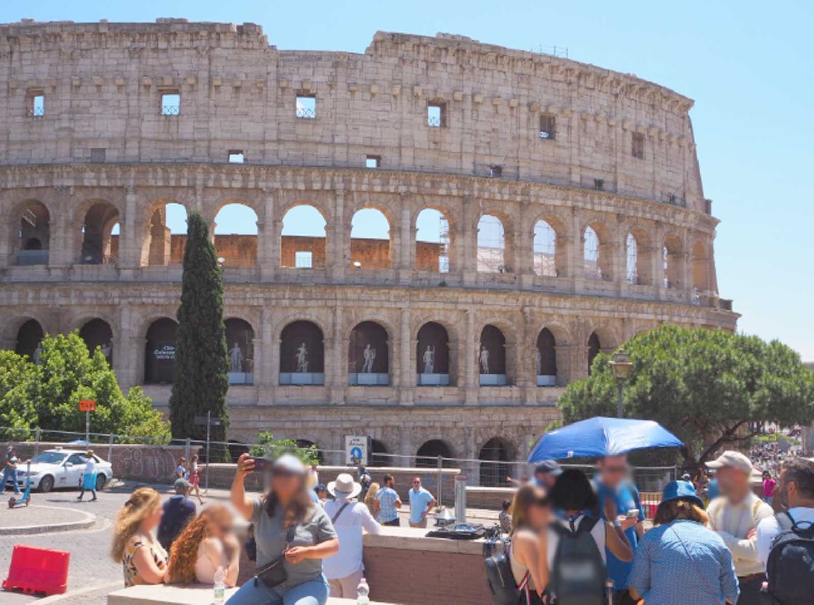 Roma, turisti attorno al Colosseo