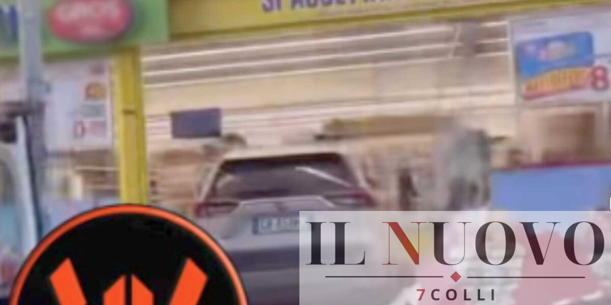 Roma, viale Etiopia, l'auto nel supermercato