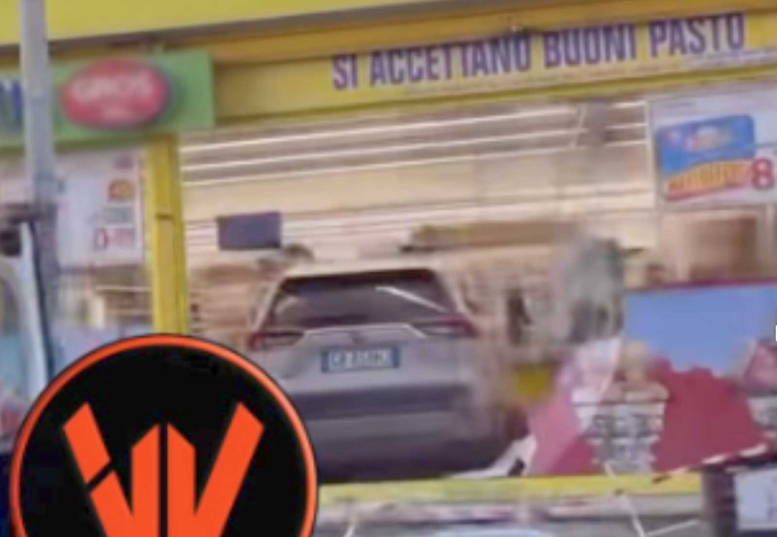 Roma, viale Etiopia, l'auto nel supermercato