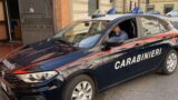 Picchia il padre, gli ruba le chiavi dell’auto e va a casa dell’ex moglie: fuori la porta trova i Carabinieri