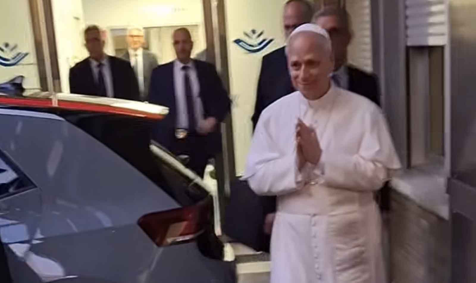 Roma, Papa Leone XIV in visita al Bambin Gesù