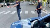 Roma, caos in pieno giorno a Prati: molesta una ragazza e aggredisce i poliziotti