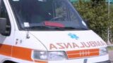 Roma, si sporge dal terrazzo per fare pulizie, ma cade dal quarto piano: in codice rosso in ospedale