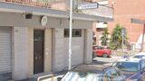 Follia a Roma: ubriaco prende a calci la porta della caserma di Cinecittà