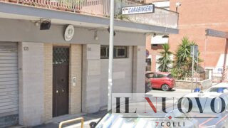 Follia a Roma: ubriaco prende a calci la porta della caserma di Cinecittà