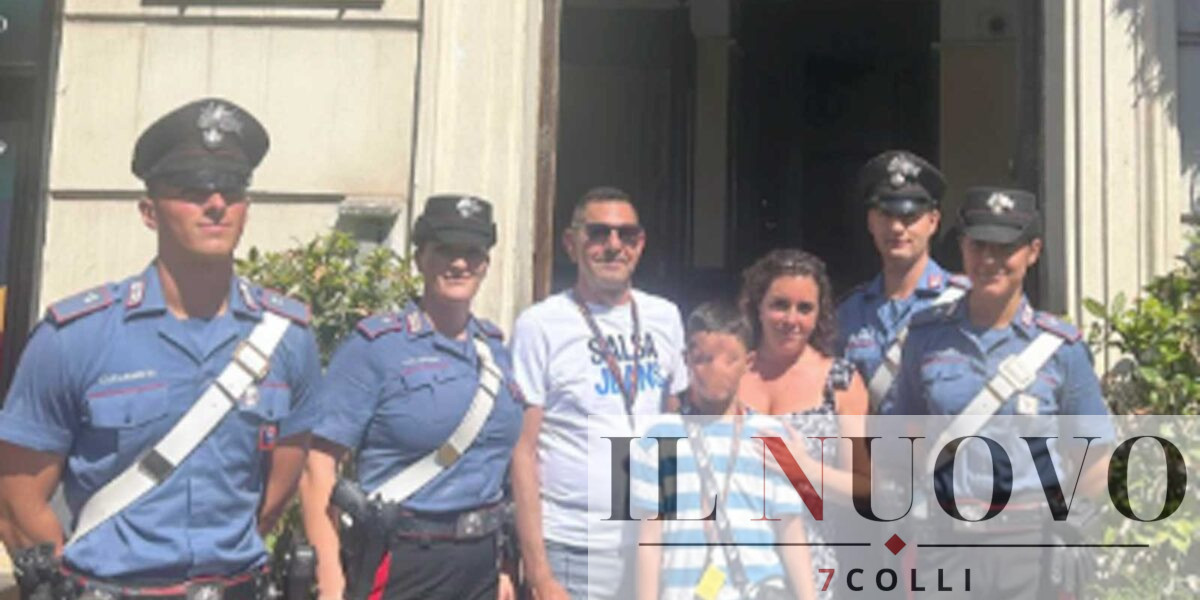 Roma, i carabinieri con il bambino spagnolo appena rinvenuto