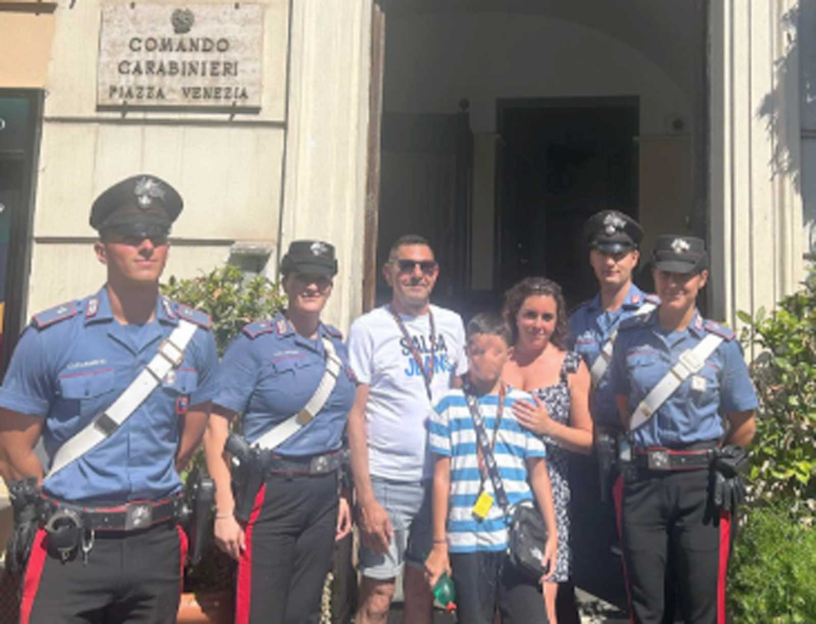 Roma, i carabinieri con il bambino spagnolo appena rinvenuto