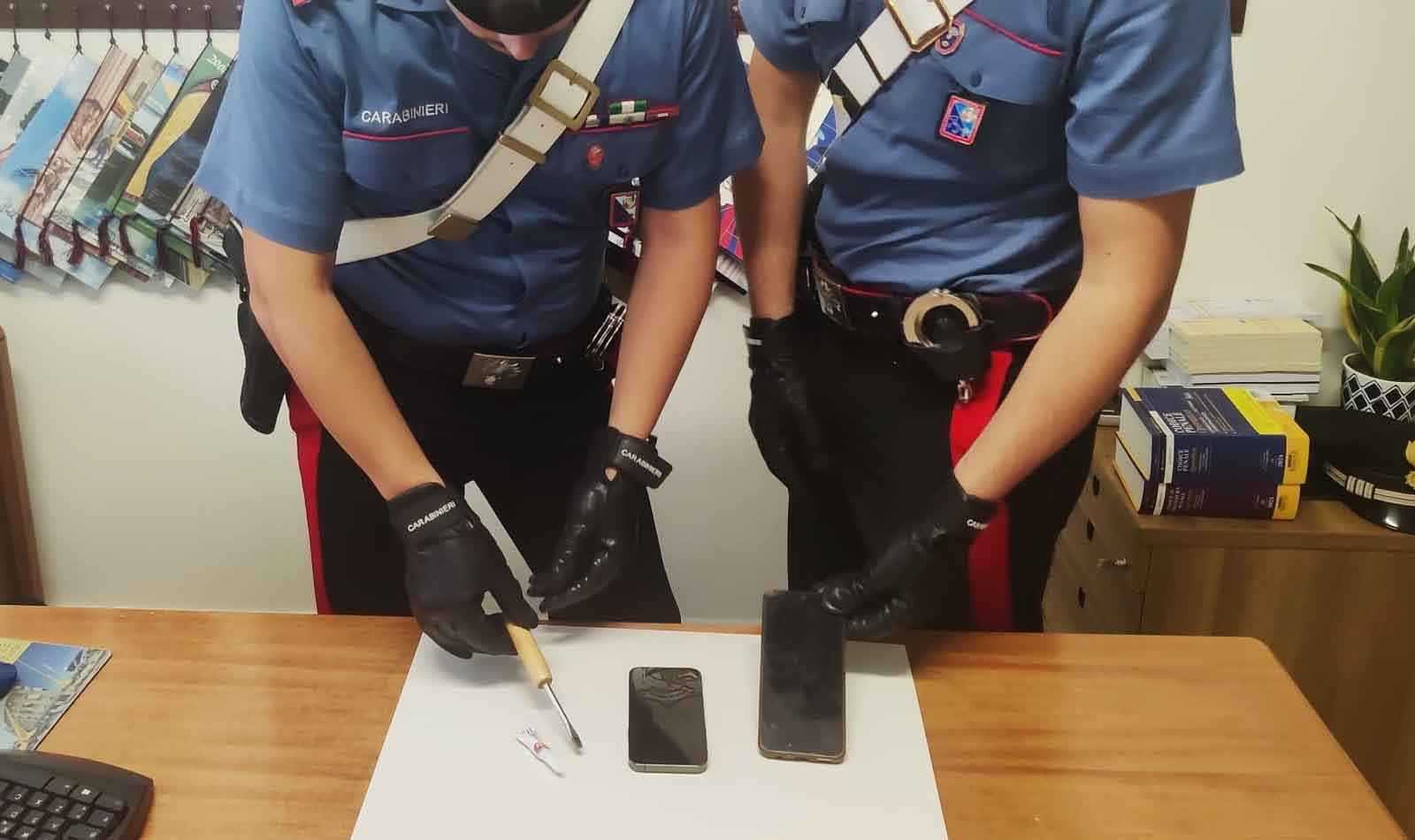 Roma, colla nelle serrature per scoprire se c’è qualcuno in casa arrestati a Fidene