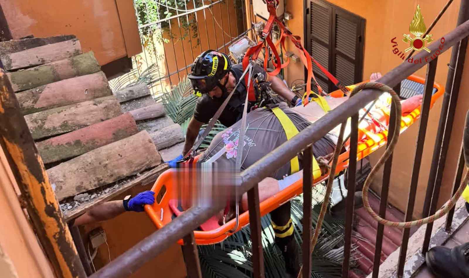 Roma, donna calata dal balcone soccorso Vigili del Fuoco