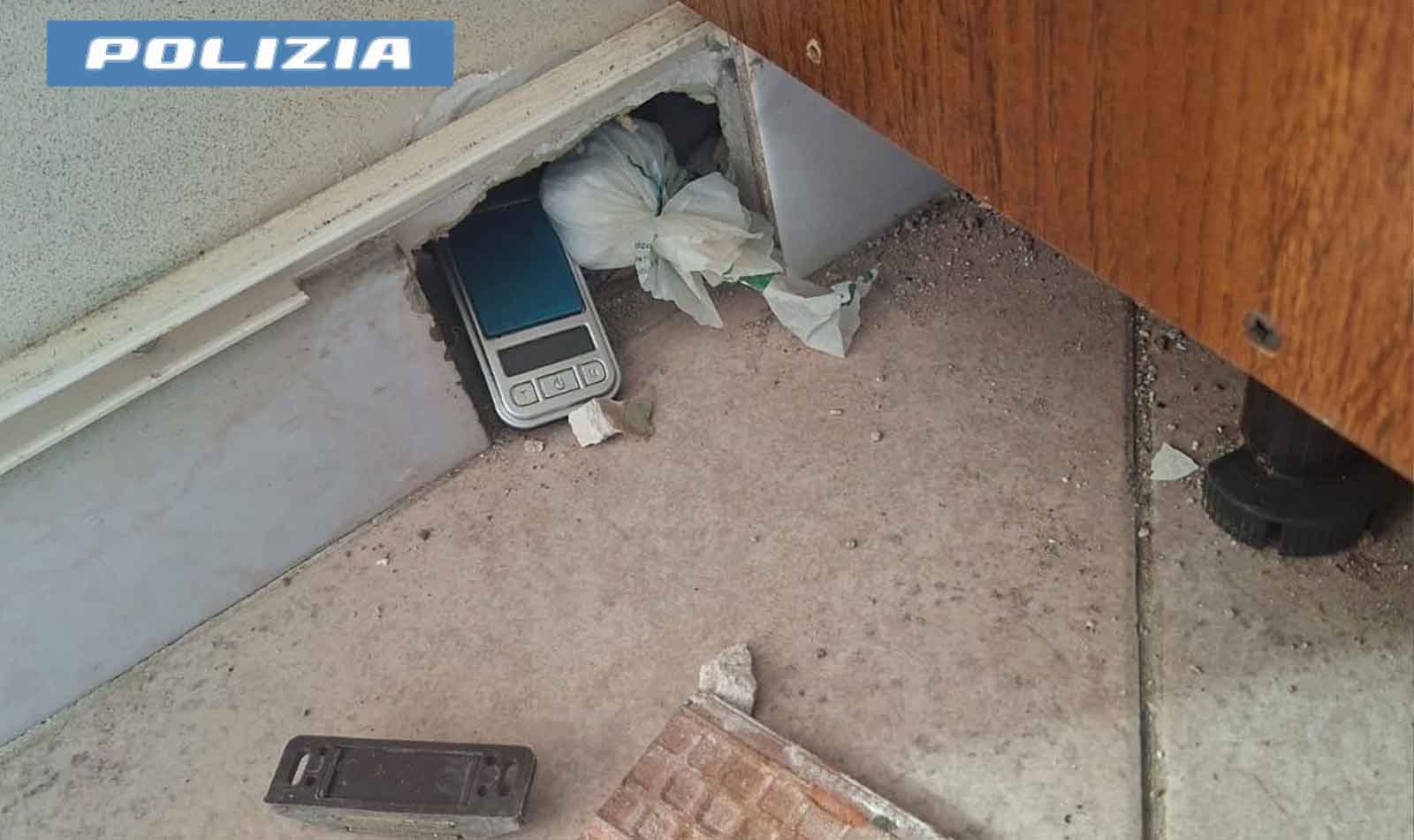 Roma, droga nel muro con tanto di offerte online madre e figlia pusher