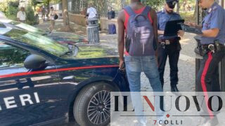 Roma, vede i carabinieri e scappa nel mercato Esquilino, aveva 11 dosi di cocaina: denunciato 26enne