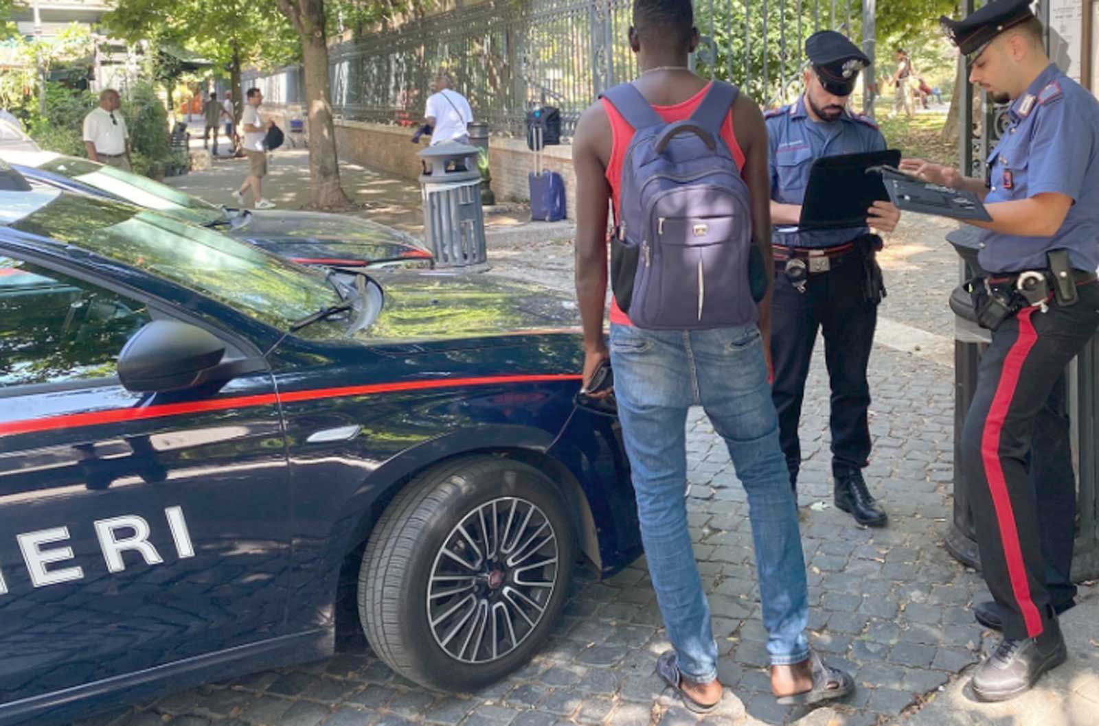 Carabinieri in azione all'Esquilino