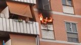 Roma, minaccia l’ex compagna e poi dà fuoco all’appartamento a Cinecittà Est: lei scappa con il figlioletto di 8 mesi