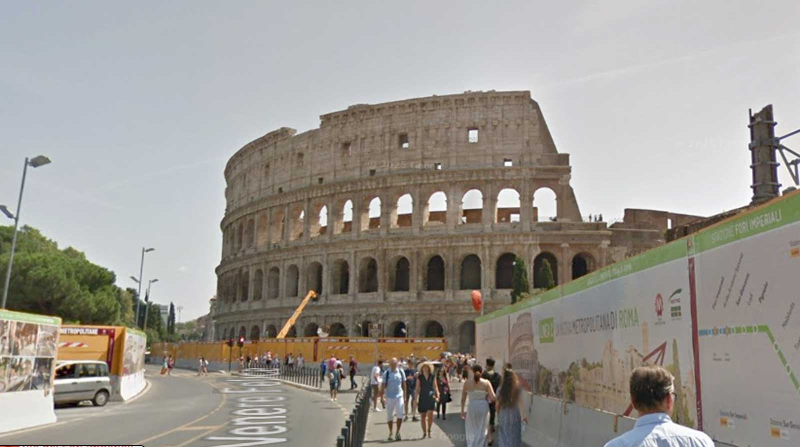 Roma, il Colosseo e, sulla destra, il cantiere della metro C giunto alle battute finali, foto Google Maps