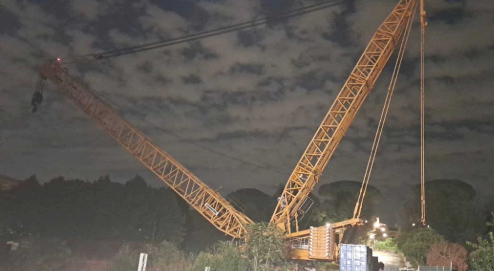 Roma, la maxi gru per installare il maxi ponte