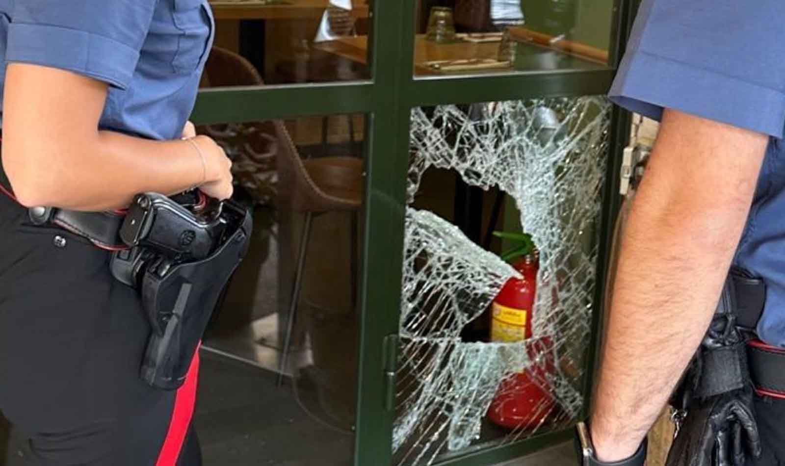 Roma, sfonda la vetrina con un sanpietrino per rubare vino da un ristorante