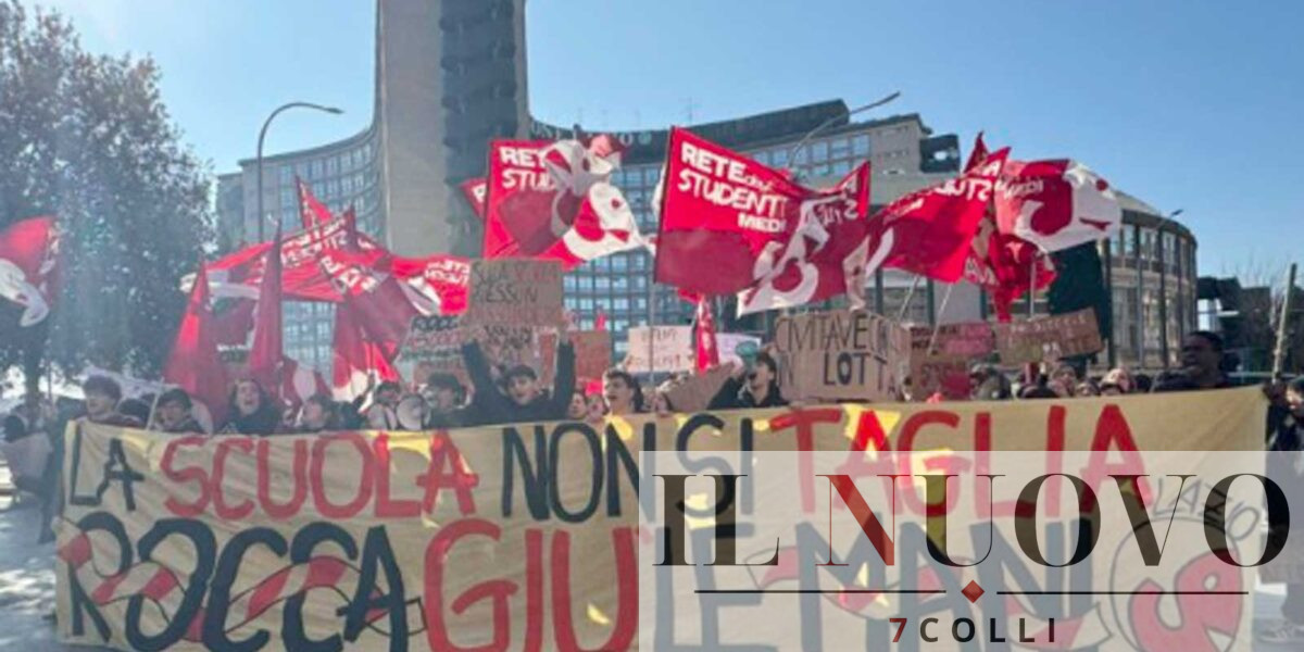 Roma, una protesta sotto la Regione Lazio contro gli accorpamenti scolastici