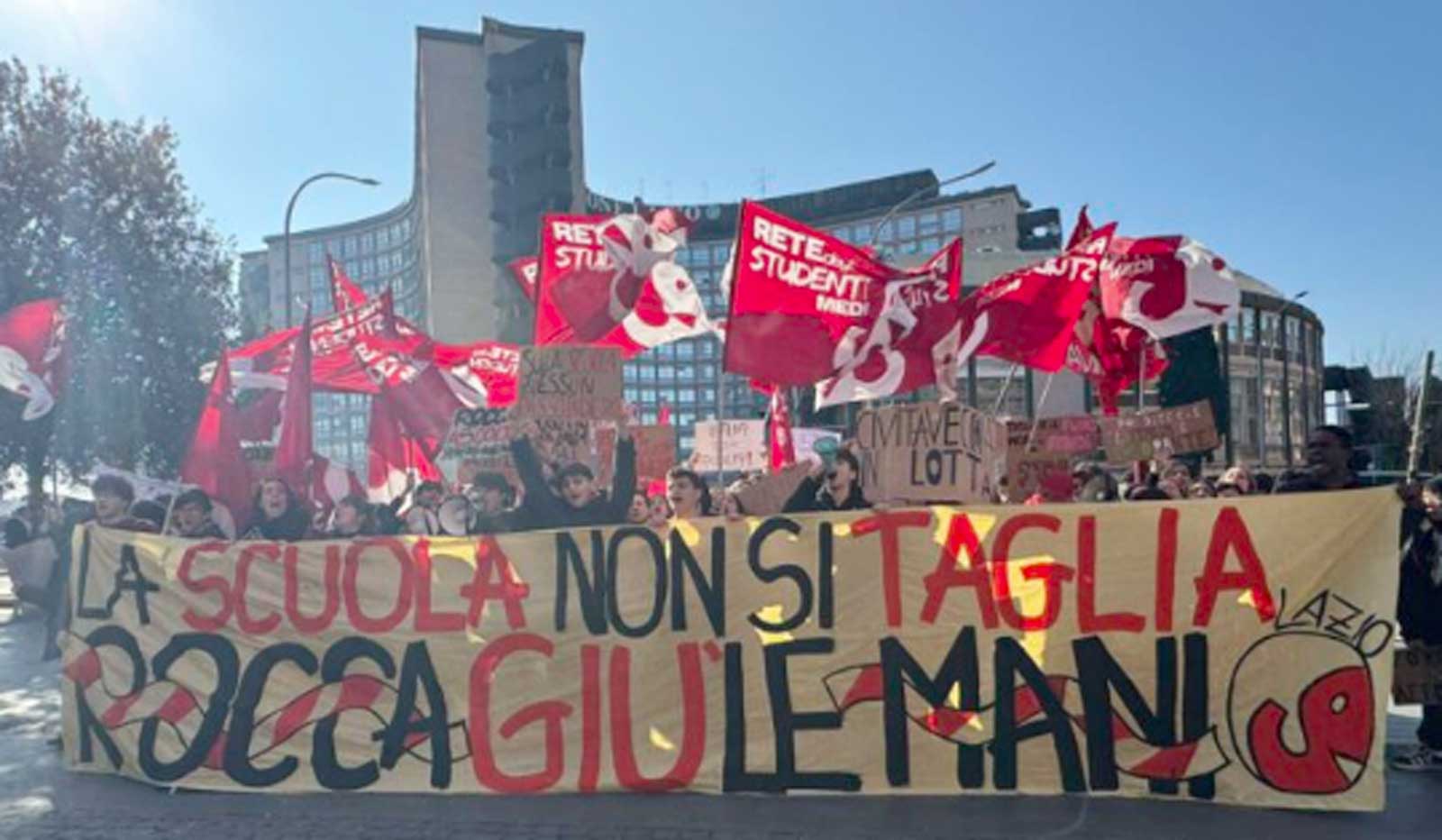 Roma, una protesta sotto la Regione Lazio contro gli accorpamenti scolastici