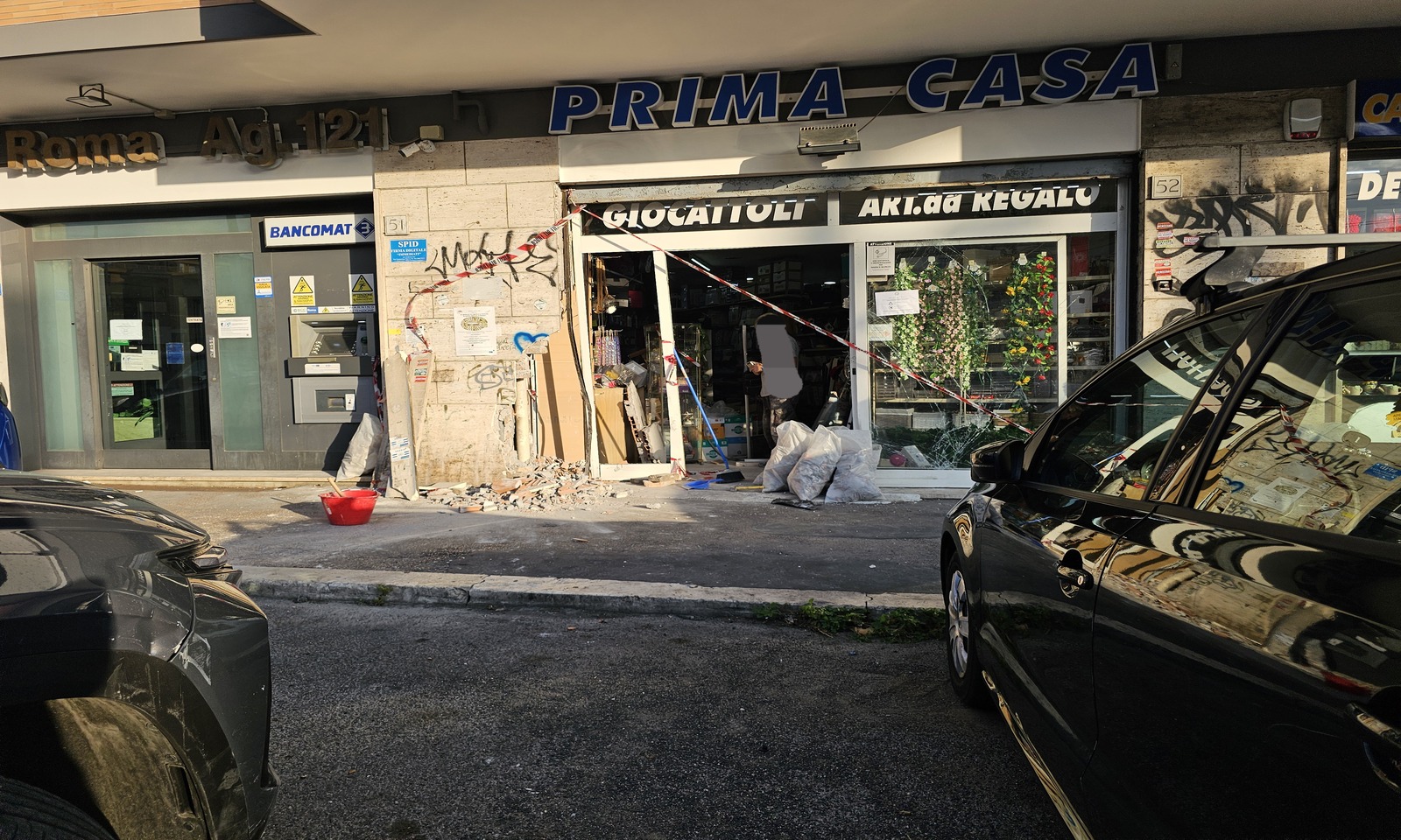 Si schianta con il suv in un negozio a Roma
